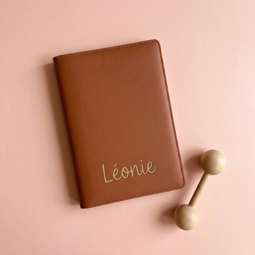 Mise en scène : protège carnet de santé cognac gravé « Léonie »