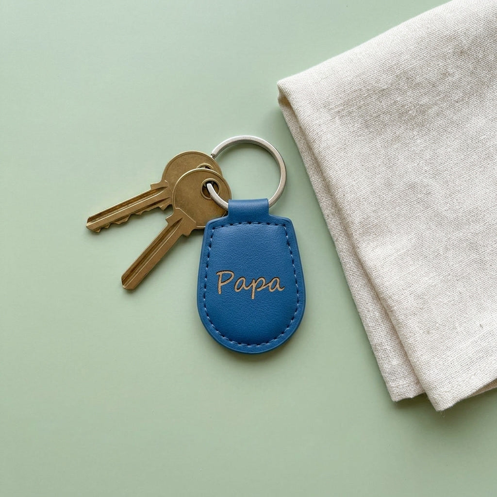 Mise en scène : porte-clés gravé « Papa » et clés de maison