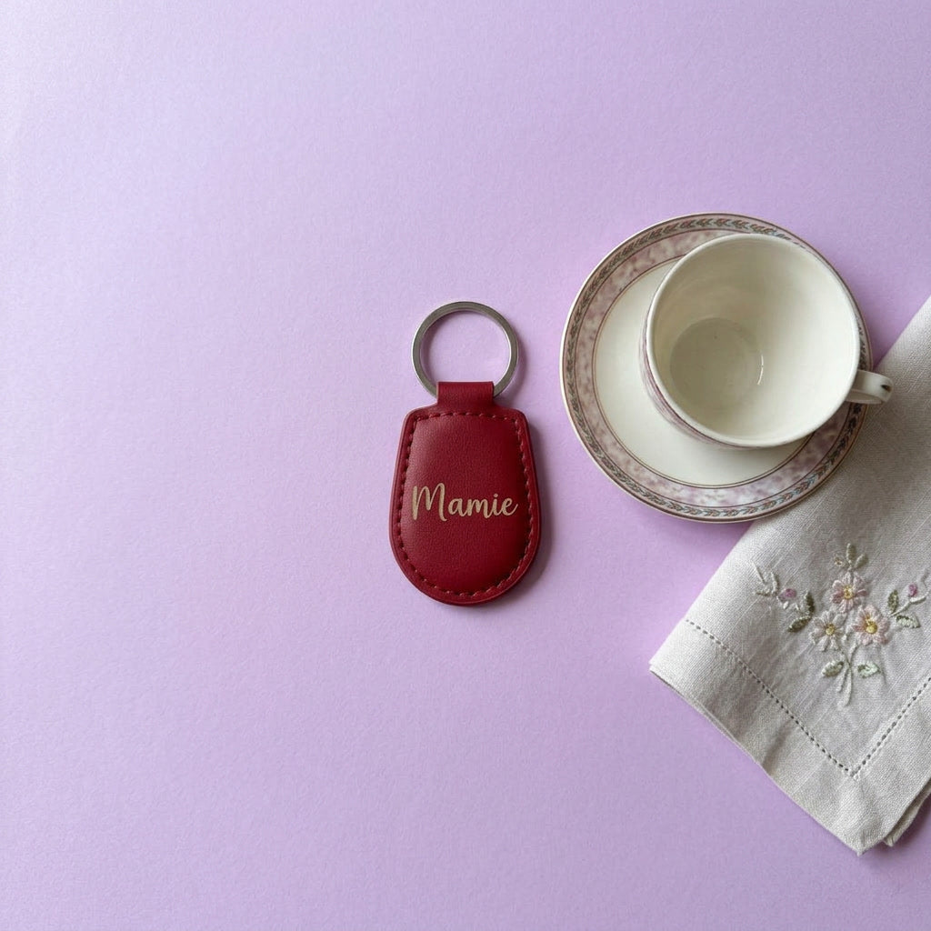Mise en scène : porte-clés gravé « Mamie » et tasse de thé