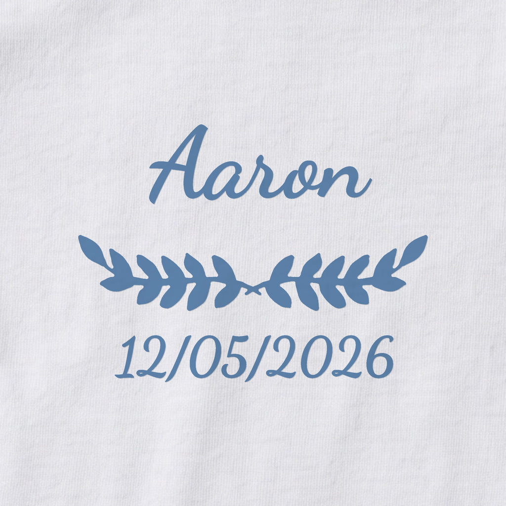 Body bébé personnalisé Aaron — gros plan du marquage « Aaron », ornement Feuillage et date de naissance « 12/05/2026 »