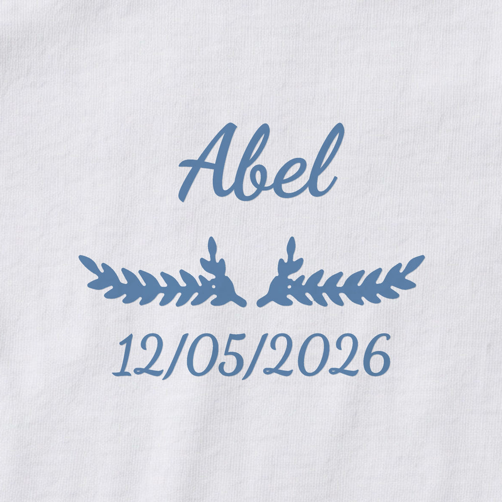Body bébé personnalisé Abel — gros plan du marquage « Abel », ornement Bouquet et date de naissance « 12/05/2026 »