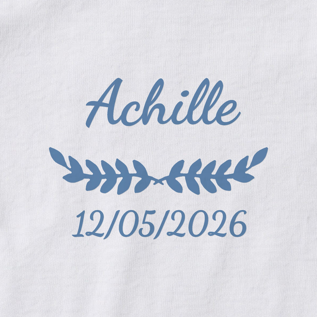 Body bébé personnalisé Achille — gros plan du marquage « Achille », ornement Feuillage et date de naissance « 12/05/2026 »