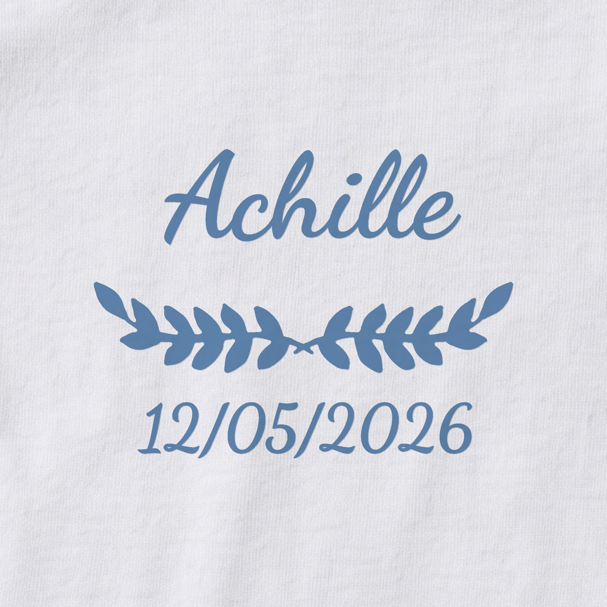 Body bébé personnalisé Achille — gros plan du marquage « Achille », ornement Feuillage et date de naissance « 12/05/2026 »