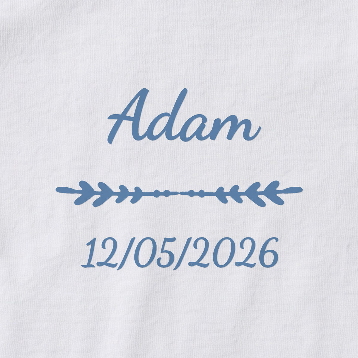 Body bébé personnalisé Adam — gros plan du marquage « Adam », ornement Flèche et date de naissance « 12/05/2026 »
