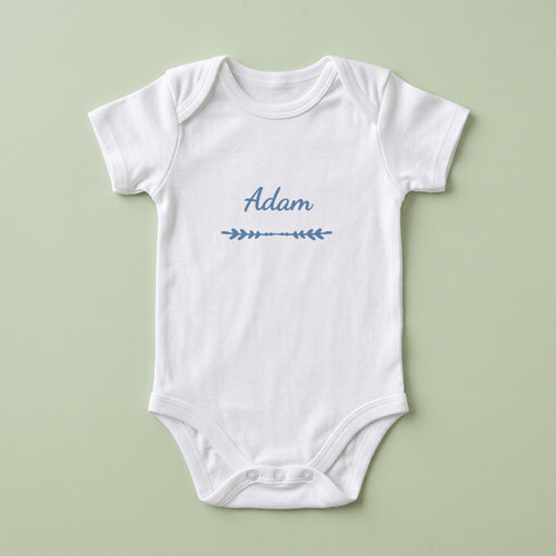 Body bébé blanc personnalisé Adam — prénom « Adam » marqué sur la poitrine, ornement Flèche