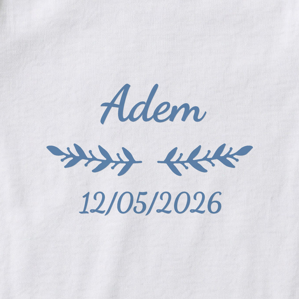 Body bébé personnalisé Adem — gros plan du marquage « Adem », ornement Rameaux et date de naissance « 12/05/2026 »