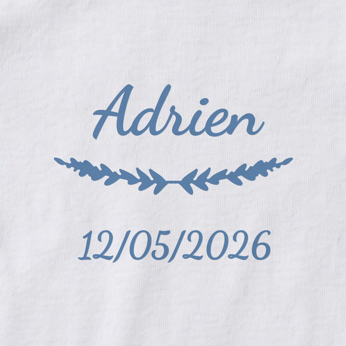 Body bébé personnalisé Adrien — gros plan du marquage « Adrien », ornement Brindilles et date de naissance « 12/05/2026 »