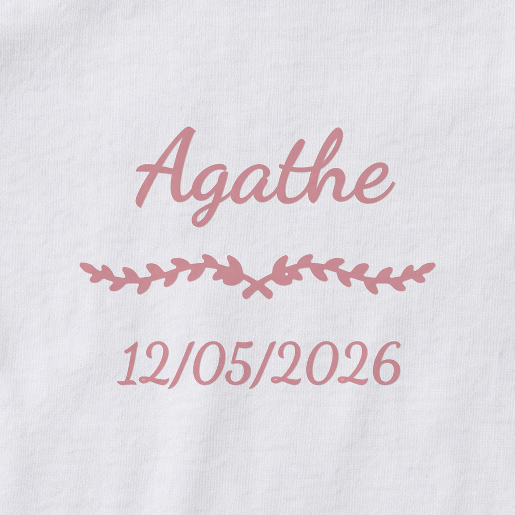 Body bébé personnalisé Agathe — gros plan du marquage « Agathe », ornement Liane et date de naissance « 12/05/2026 »