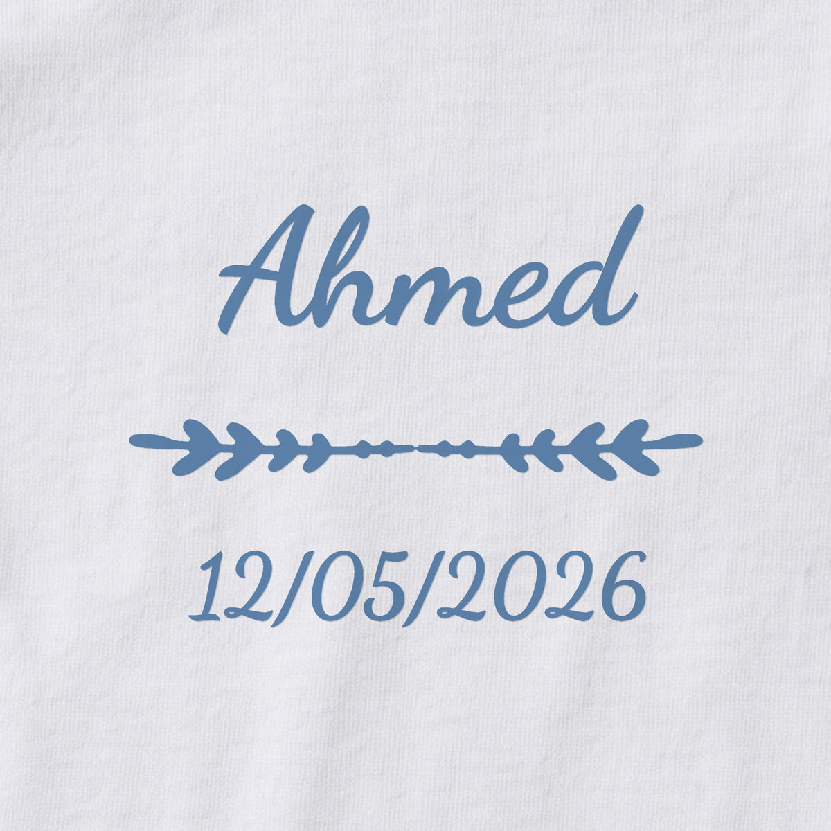 Body bébé personnalisé Ahmed — gros plan du marquage « Ahmed », ornement Flèche et date de naissance « 12/05/2026 »