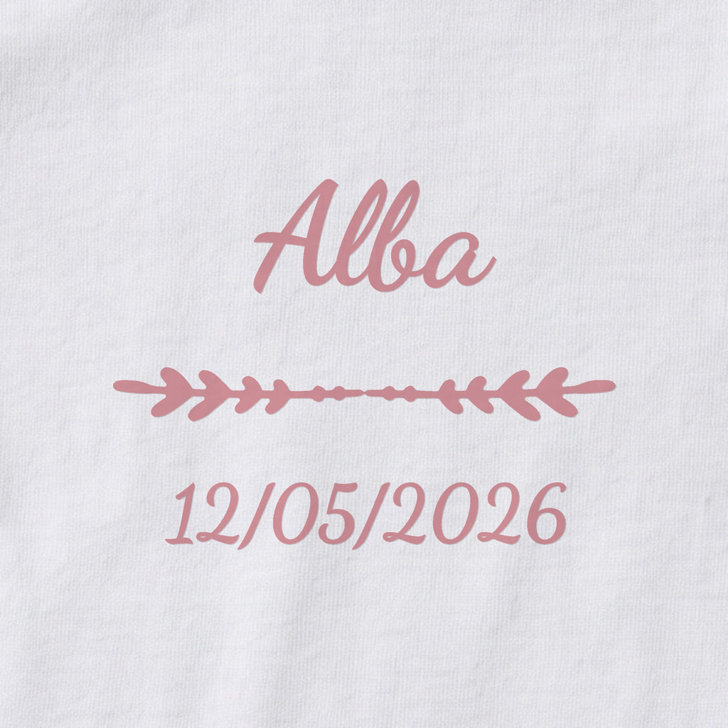 Body bébé personnalisé Alba — gros plan du marquage « Alba », ornement Flèche et date de naissance « 12/05/2026 »