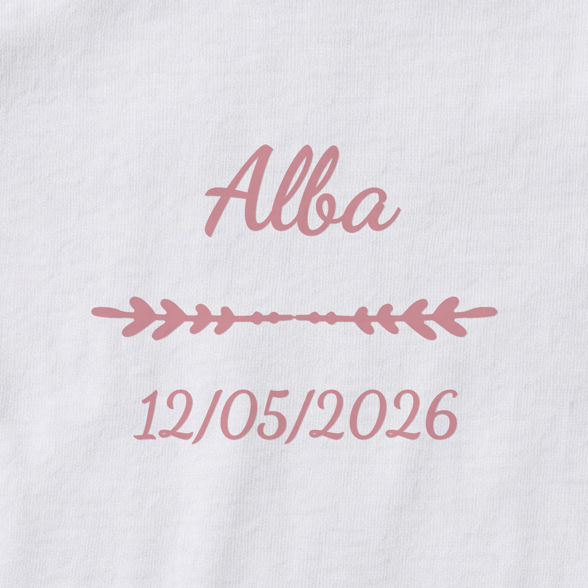 Body bébé personnalisé Alba — gros plan du marquage « Alba », ornement Flèche et date de naissance « 12/05/2026 »