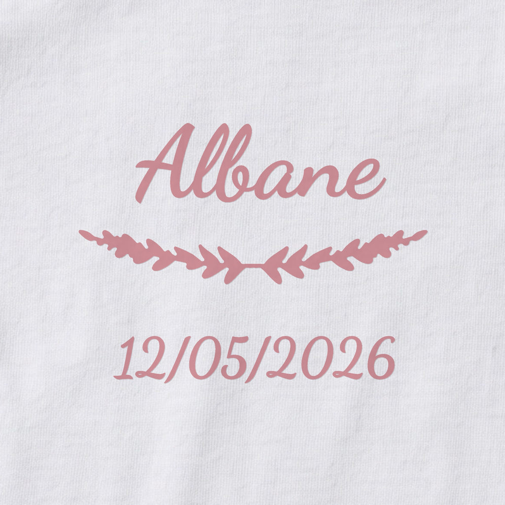 Body bébé personnalisé Albane — gros plan du marquage « Albane », ornement Brindilles et date de naissance « 12/05/2026 »