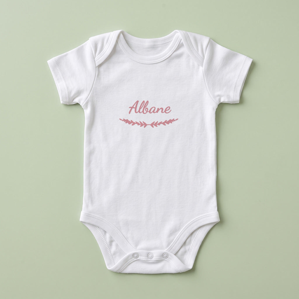 Body bébé blanc personnalisé Albane — prénom « Albane » marqué sur la poitrine, ornement Brindilles