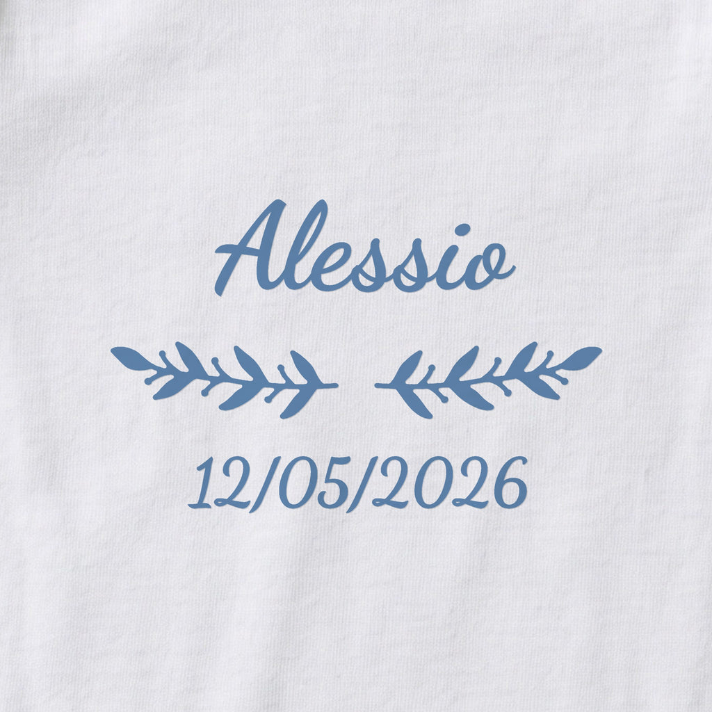 Body bébé personnalisé Alessio — gros plan du marquage « Alessio », ornement Rameaux et date de naissance « 12/05/2026 »