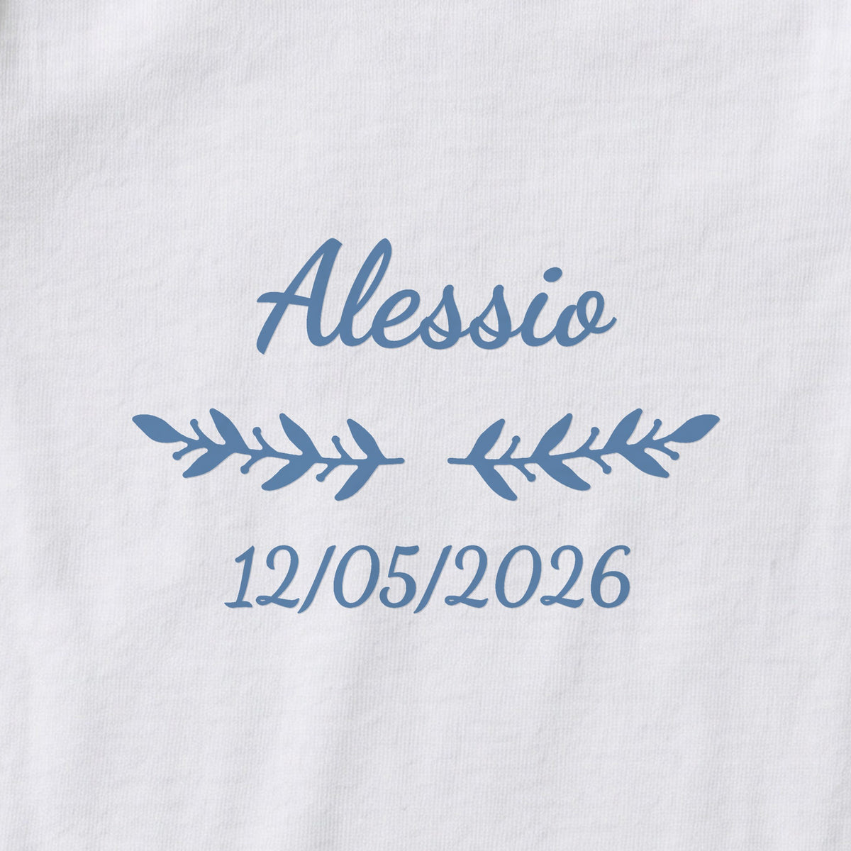 Body bébé personnalisé Alessio — gros plan du marquage « Alessio », ornement Rameaux et date de naissance « 12/05/2026 »