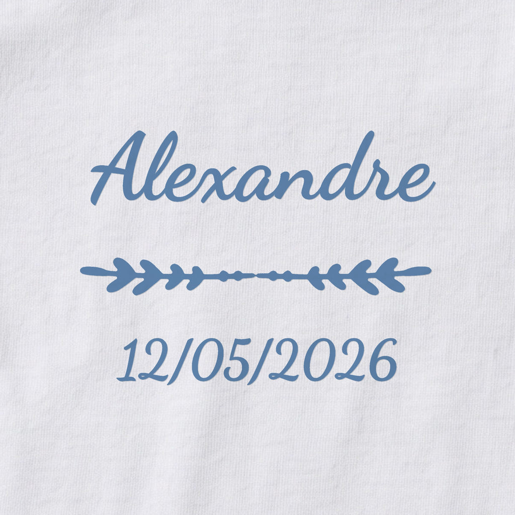 Body bébé personnalisé Alexandre — gros plan du marquage « Alexandre », ornement Flèche et date de naissance « 12/05/2026 »