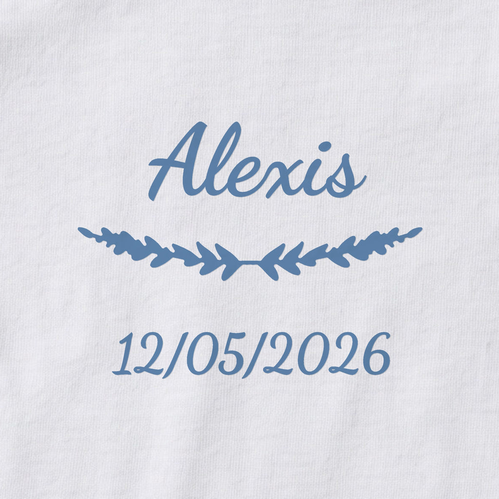 Body bébé personnalisé Alexis — gros plan du marquage « Alexis », ornement Brindilles et date de naissance « 12/05/2026 »