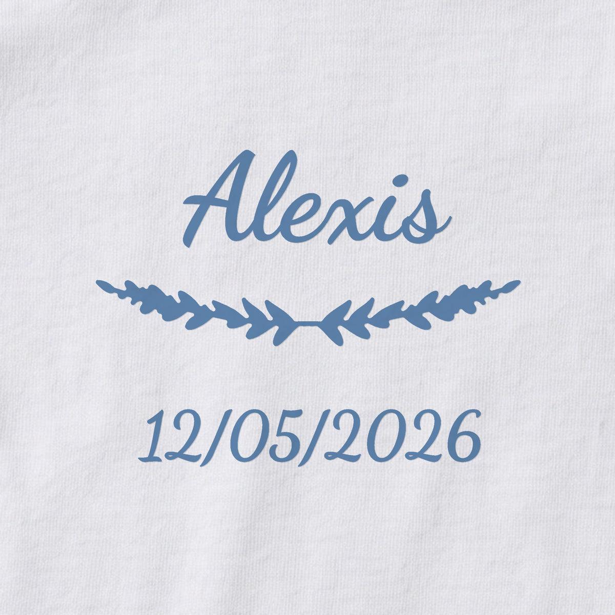 Body bébé personnalisé Alexis — gros plan du marquage « Alexis », ornement Brindilles et date de naissance « 12/05/2026 »