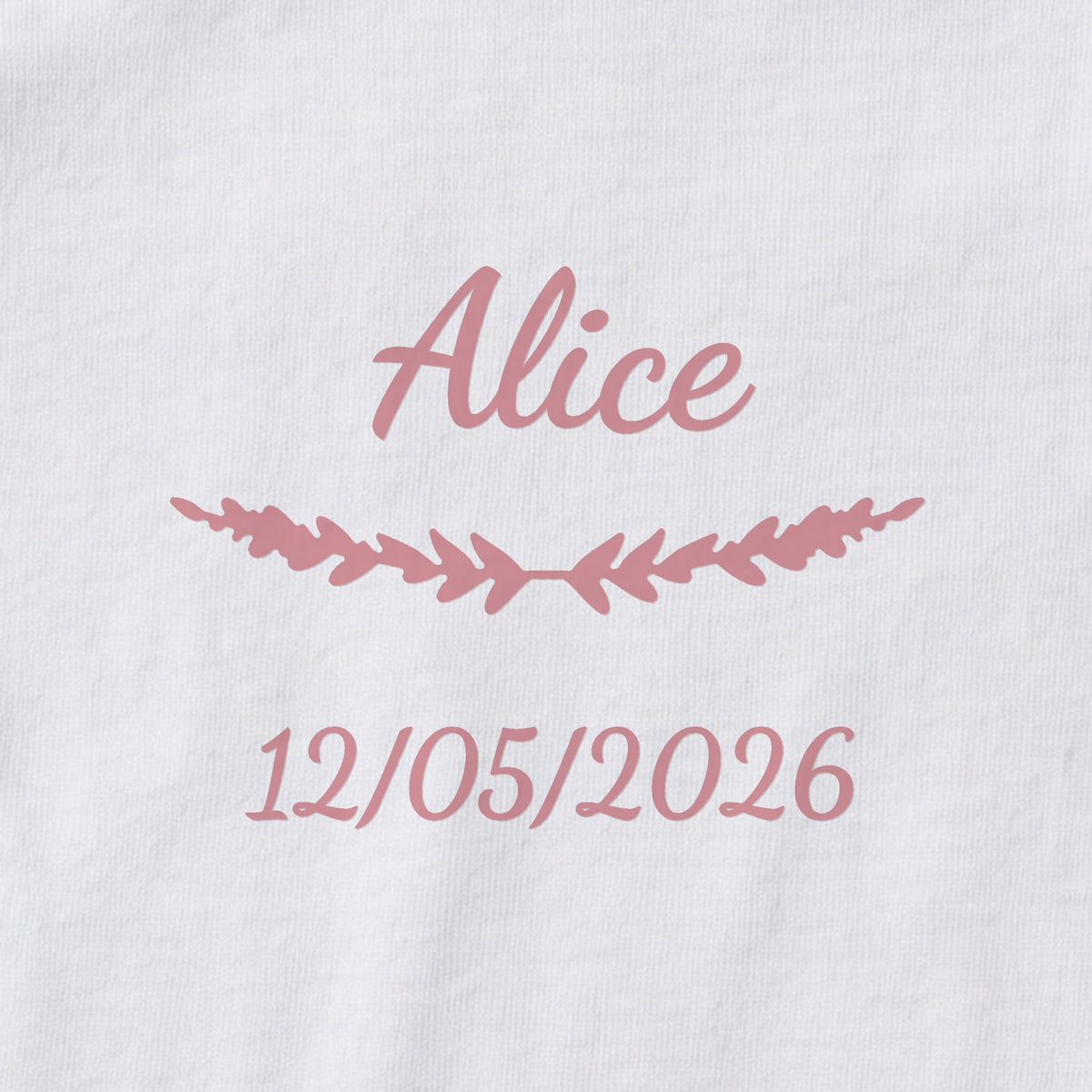 Body bébé personnalisé Alice — gros plan du marquage « Alice », ornement Brindilles et date de naissance « 12/05/2026 »