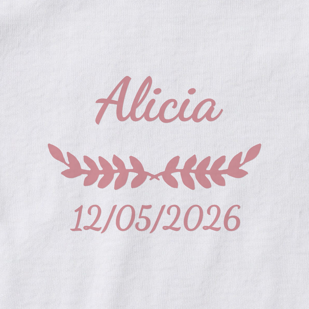 Body bébé personnalisé Alicia — gros plan du marquage « Alicia », ornement Feuillage et date de naissance « 12/05/2026 »