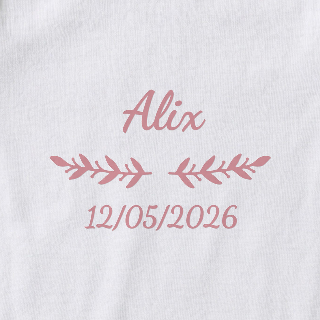 Body bébé personnalisé Alix — gros plan du marquage « Alix », ornement Rameaux et date de naissance « 12/05/2026 »