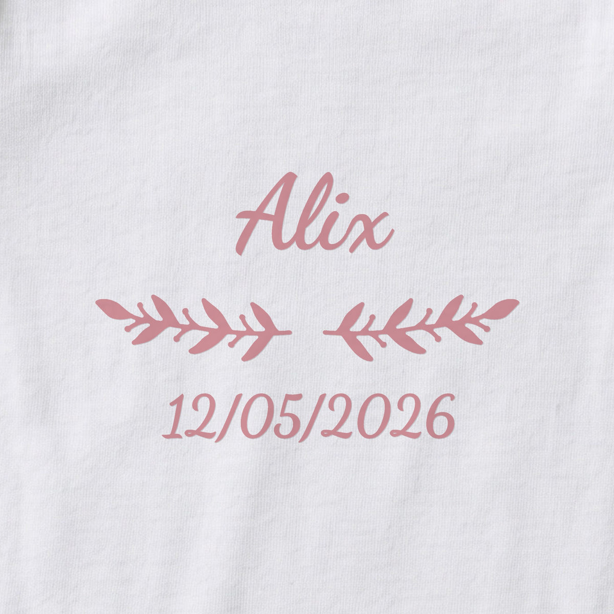 Body bébé personnalisé Alix — gros plan du marquage « Alix », ornement Rameaux et date de naissance « 12/05/2026 »