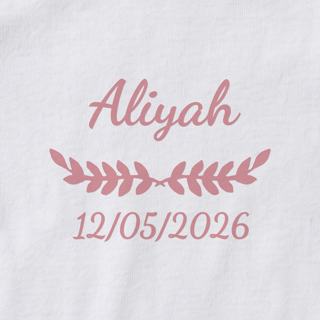 Body bébé personnalisé Aliyah — gros plan du marquage « Aliyah », ornement Feuillage et date de naissance « 12/05/2026 »