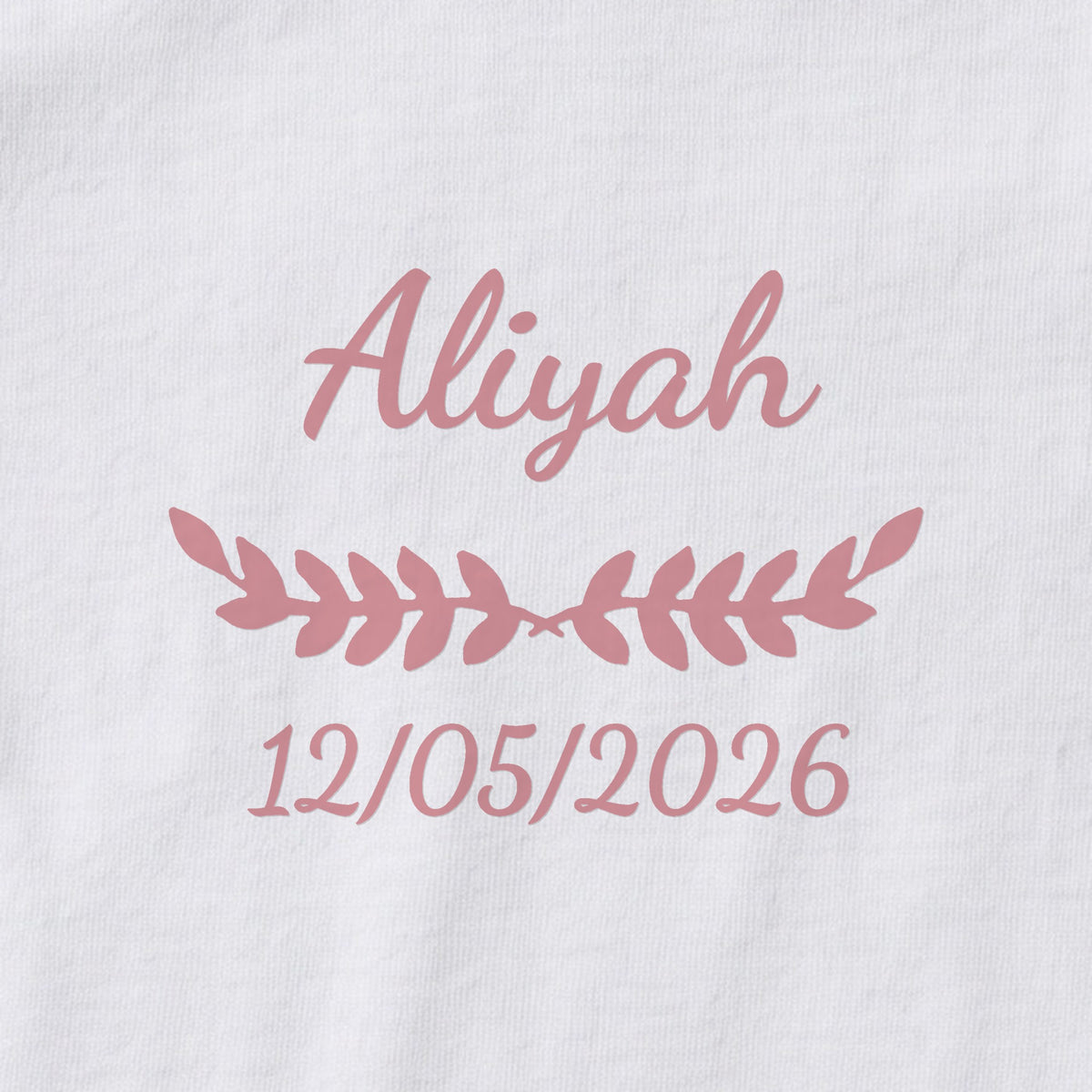 Body bébé personnalisé Aliyah — gros plan du marquage « Aliyah », ornement Feuillage et date de naissance « 12/05/2026 »