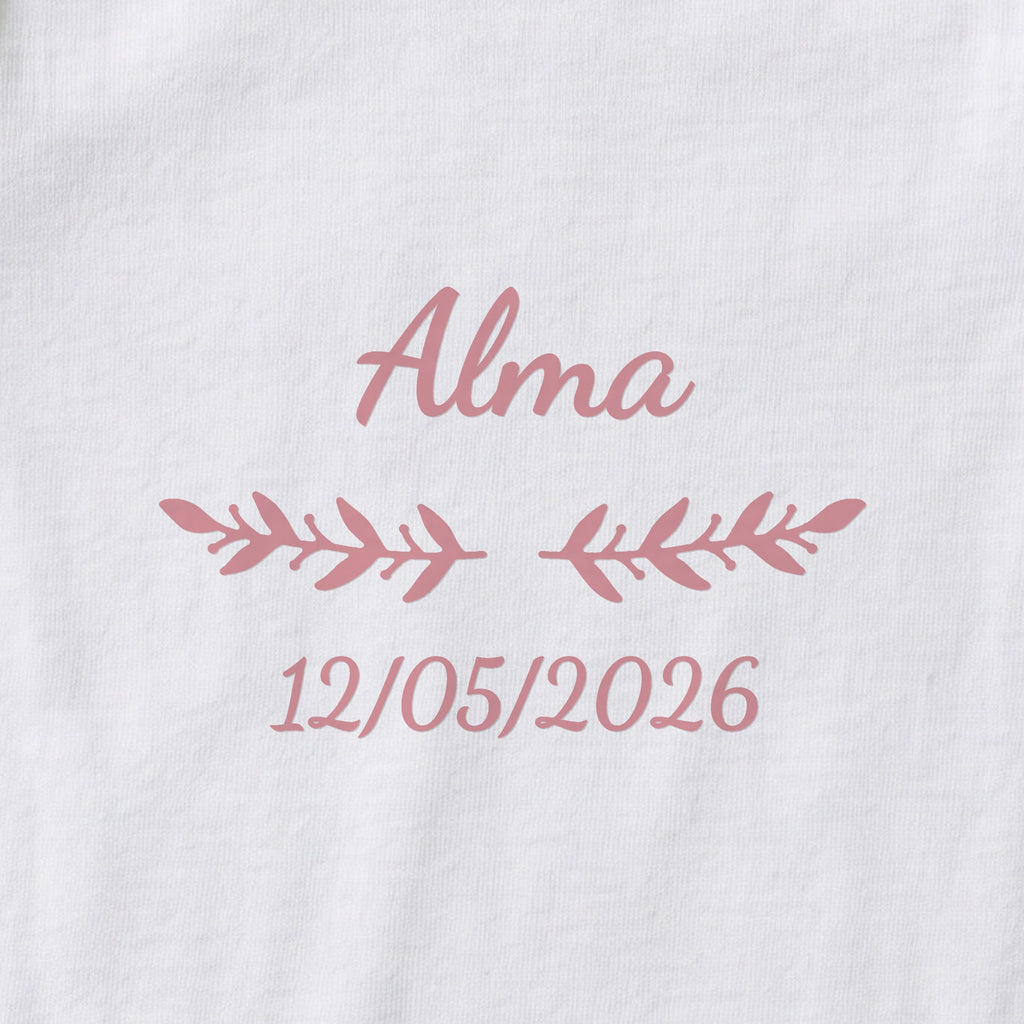 Body bébé personnalisé Alma — gros plan du marquage « Alma », ornement Rameaux et date de naissance « 12/05/2026 »