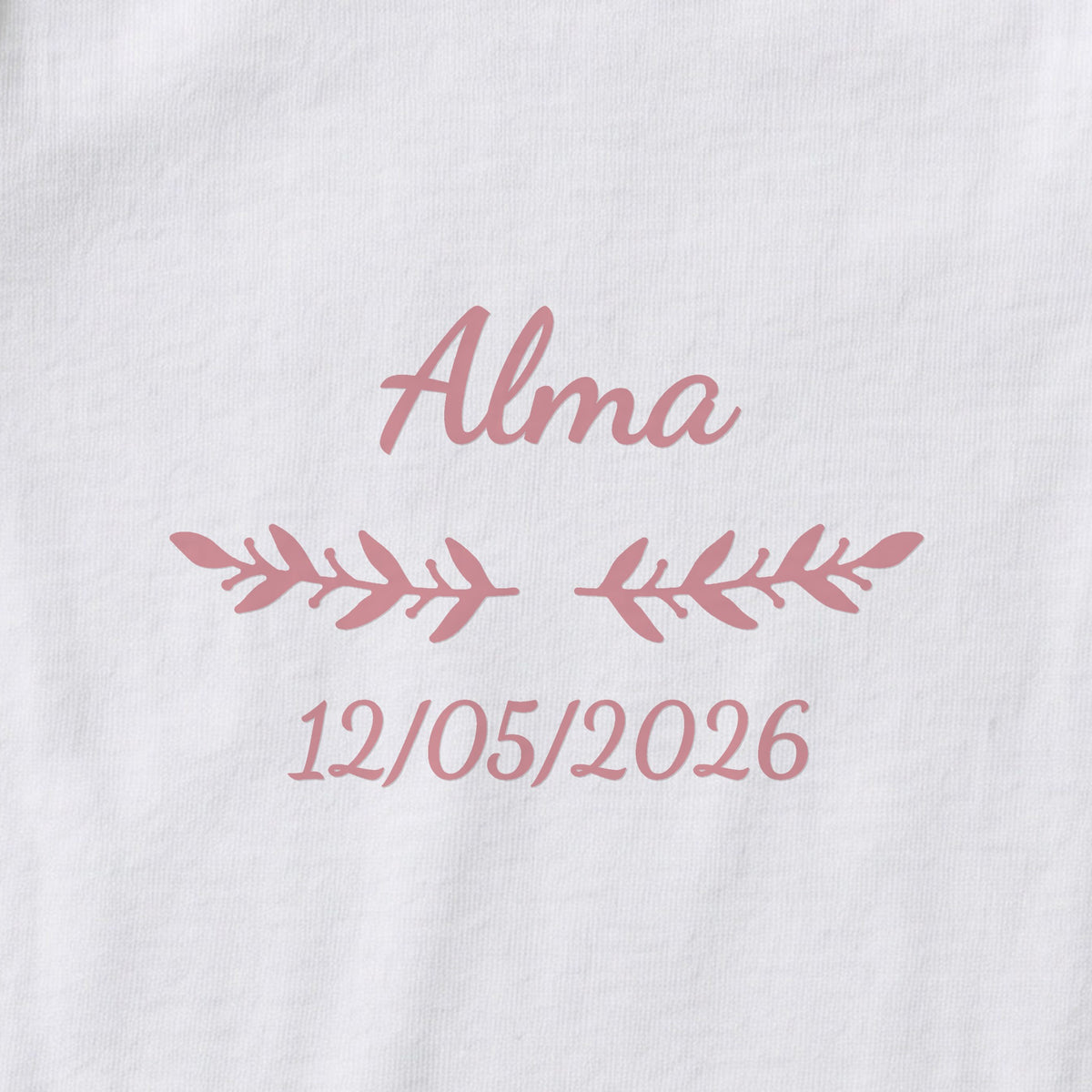 Body bébé personnalisé Alma — gros plan du marquage « Alma », ornement Rameaux et date de naissance « 12/05/2026 »