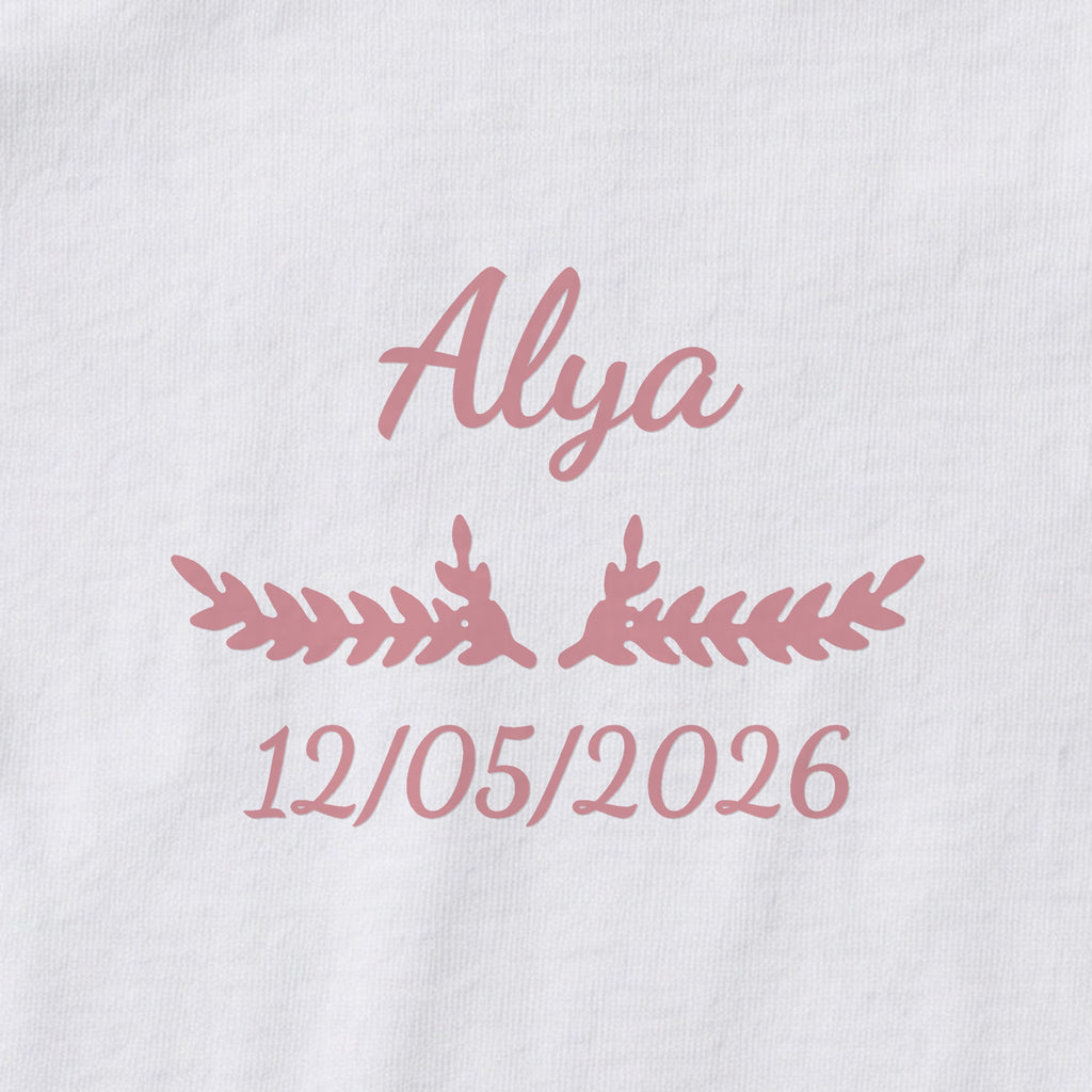 Body bébé personnalisé Alya — gros plan du marquage « Alya », ornement Bouquet et date de naissance « 12/05/2026 »
