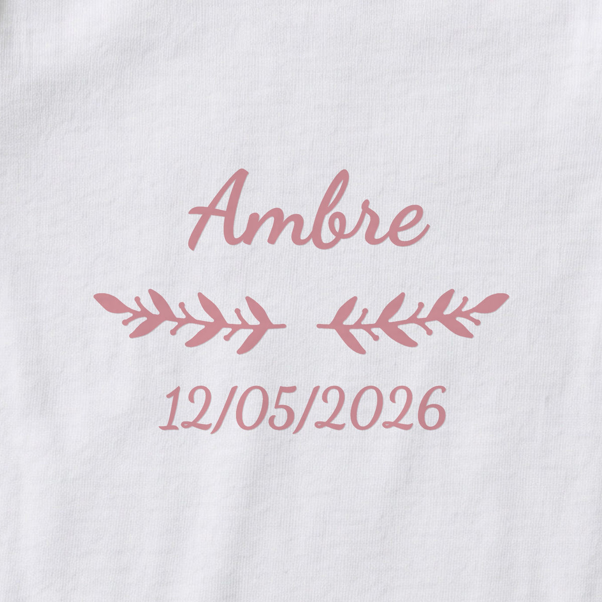 Body bébé personnalisé Ambre — gros plan du marquage « Ambre », ornement Rameaux et date de naissance « 12/05/2026 »