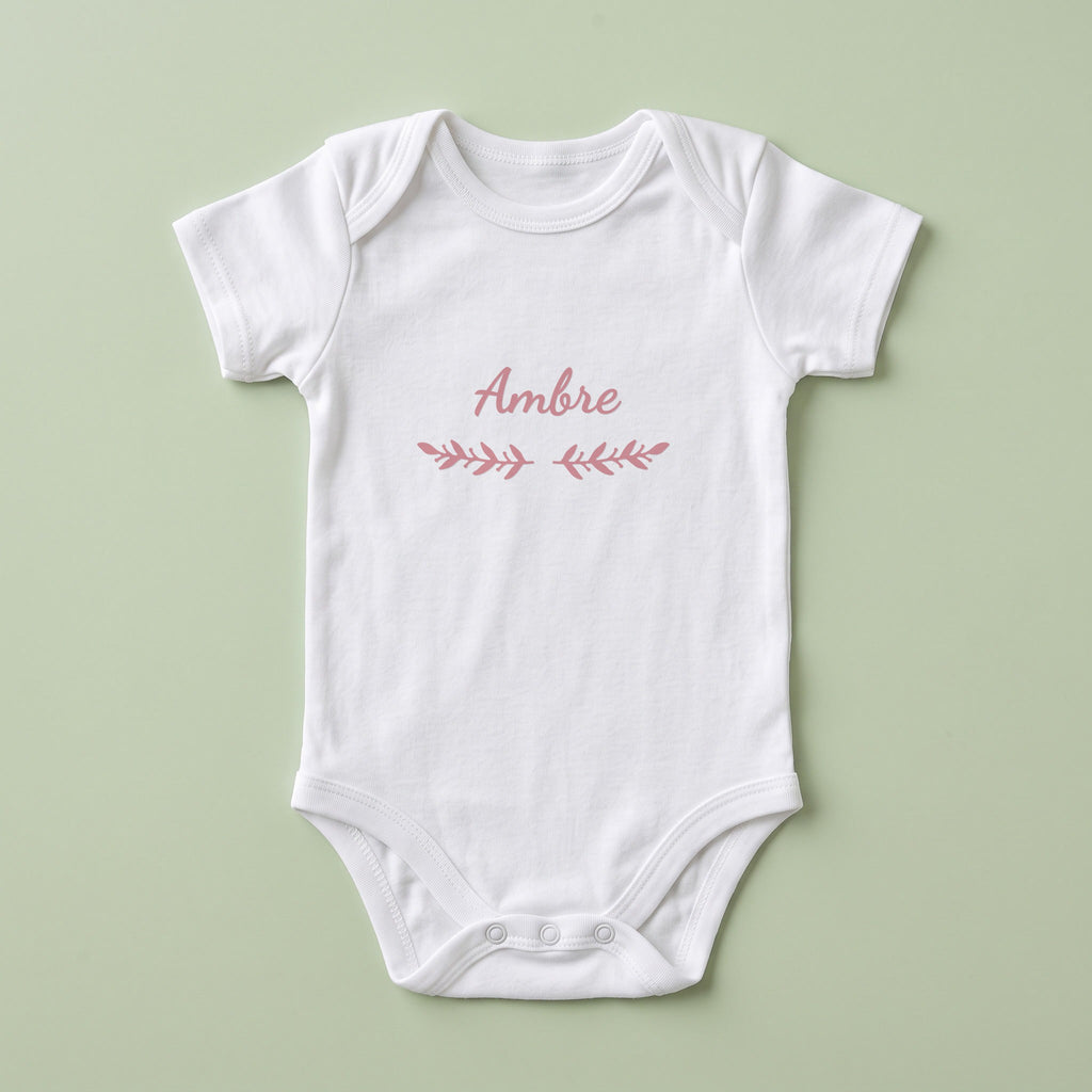 Body bébé blanc personnalisé Ambre — prénom « Ambre » marqué sur la poitrine, ornement Rameaux