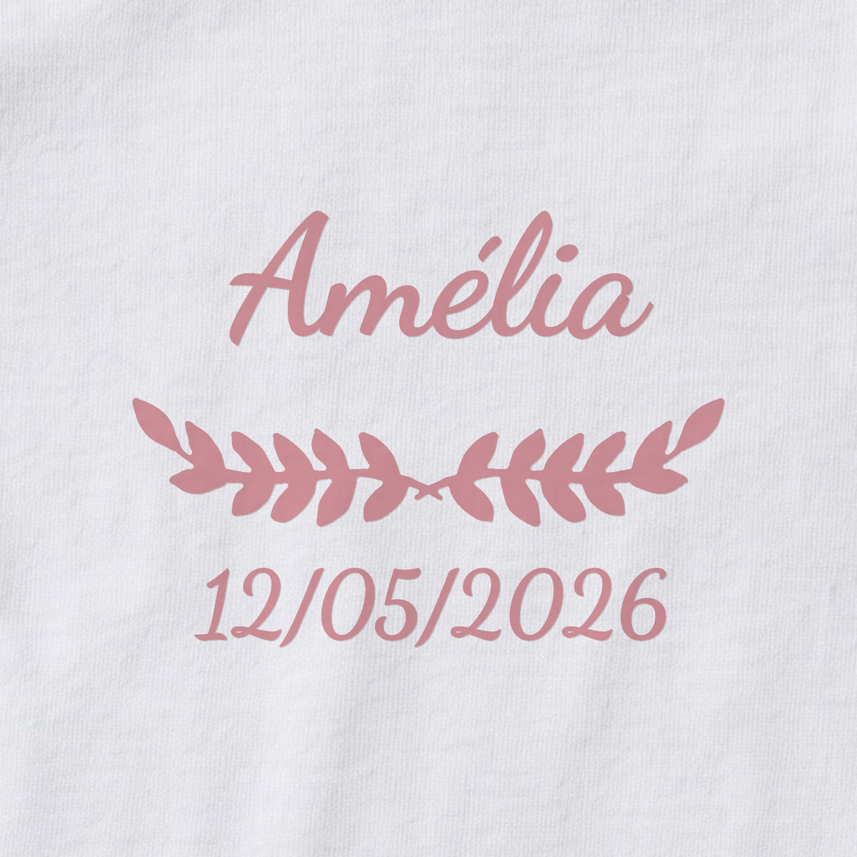 Body bébé personnalisé Amélia — gros plan du marquage « Amélia », ornement Feuillage et date de naissance « 12/05/2026 »
