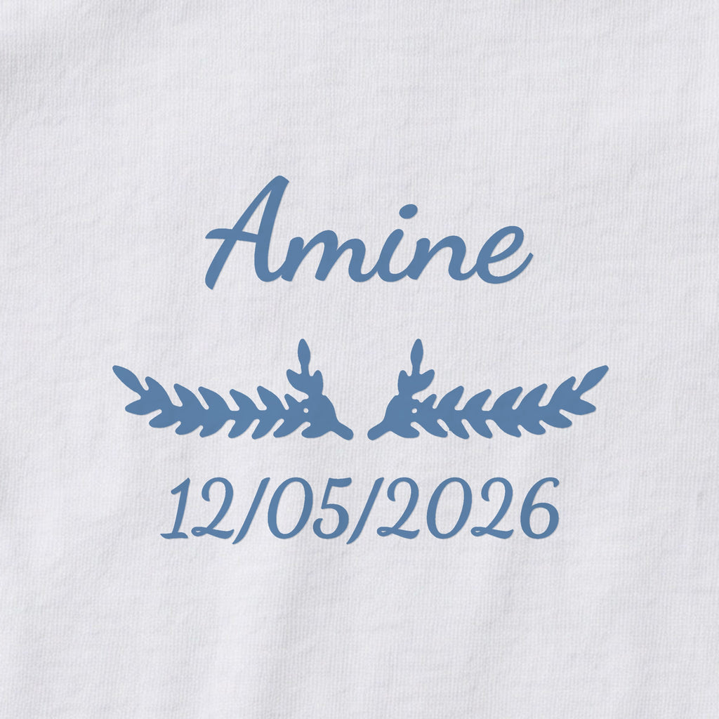 Body bébé personnalisé Amine — gros plan du marquage « Amine », ornement Bouquet et date de naissance « 12/05/2026 »