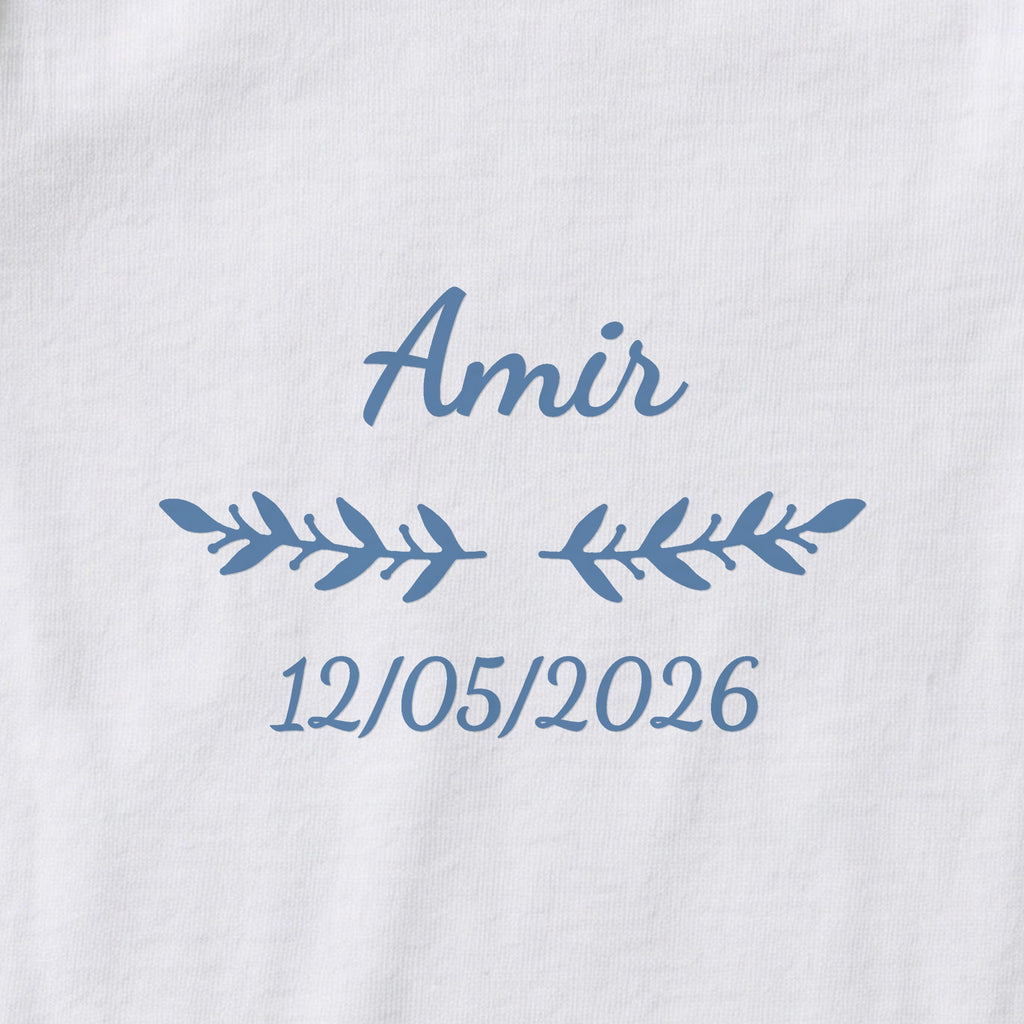 Body bébé personnalisé Amir — gros plan du marquage « Amir », ornement Rameaux et date de naissance « 12/05/2026 »