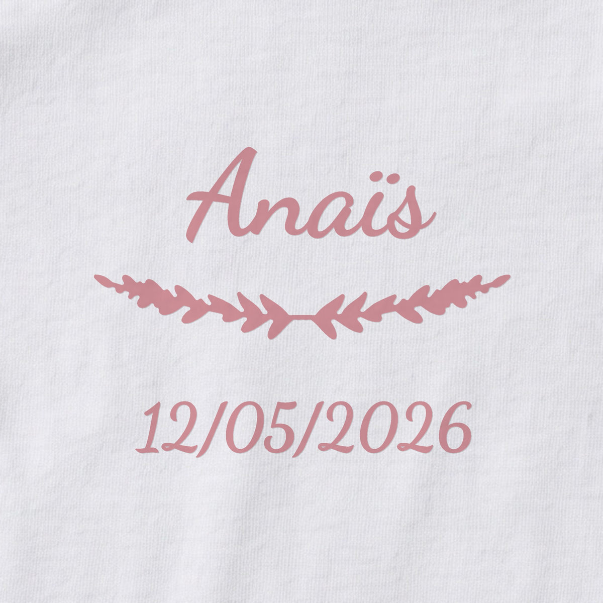 Body bébé personnalisé Anaïs — gros plan du marquage « Anaïs », ornement Brindilles et date de naissance « 12/05/2026 »