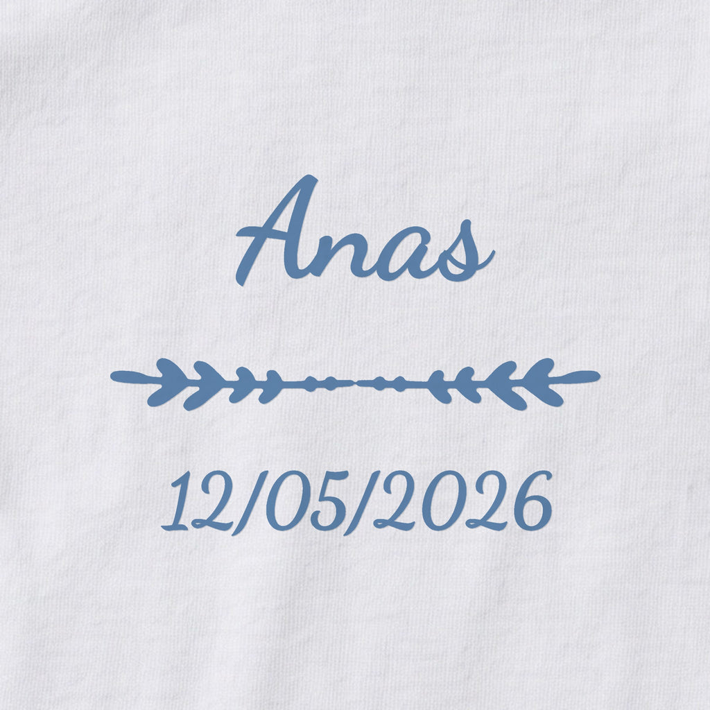 Body bébé personnalisé Anas — gros plan du marquage « Anas », ornement Flèche et date de naissance « 12/05/2026 »