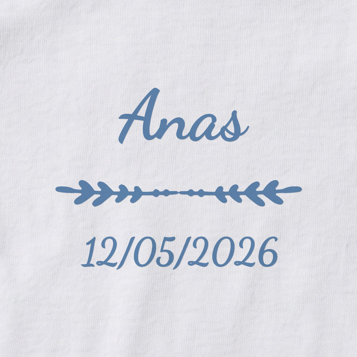 Body bébé personnalisé Anas — gros plan du marquage « Anas », ornement Flèche et date de naissance « 12/05/2026 »