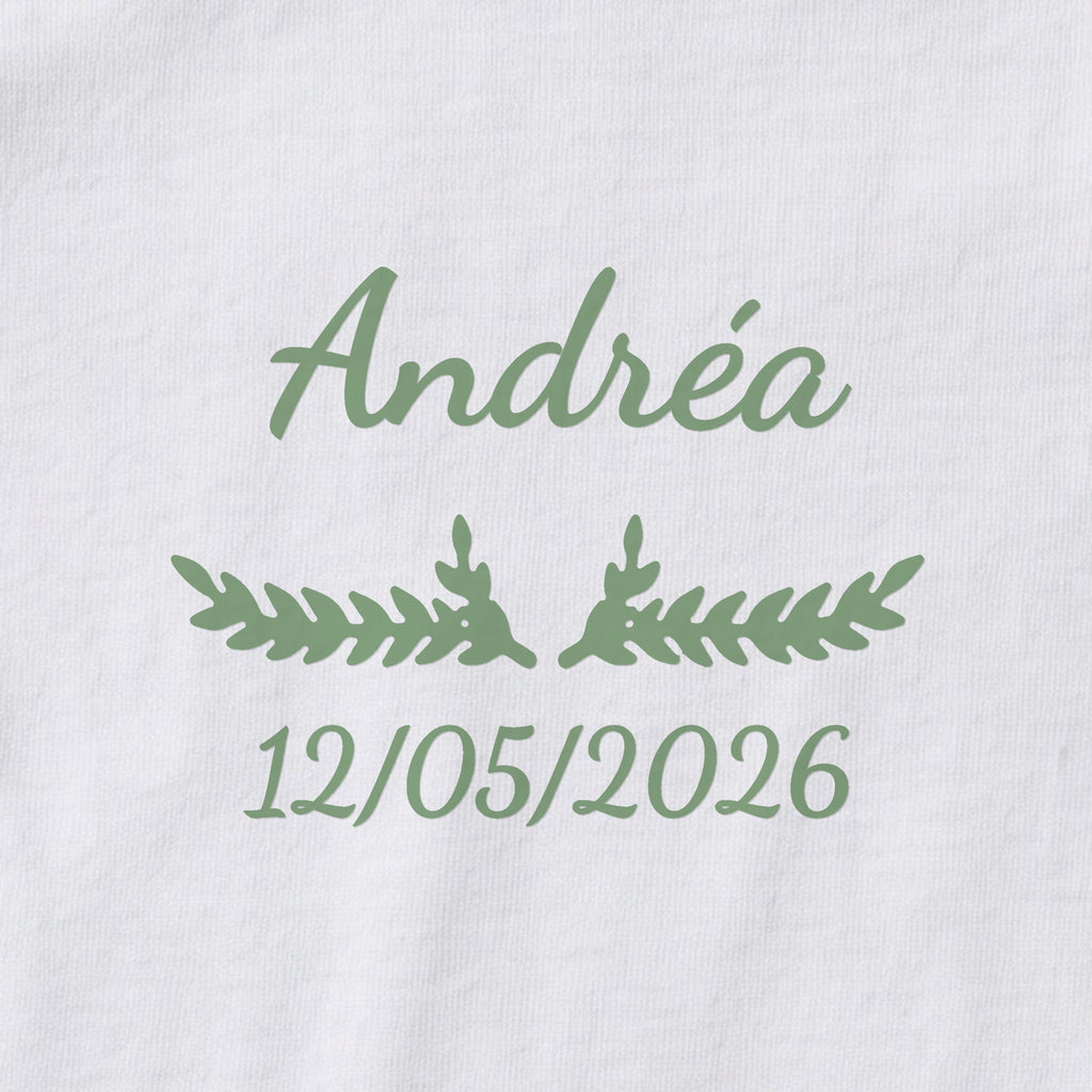 Body bébé personnalisé Andréa — gros plan du marquage « Andréa », ornement Bouquet et date de naissance « 12/05/2026 »