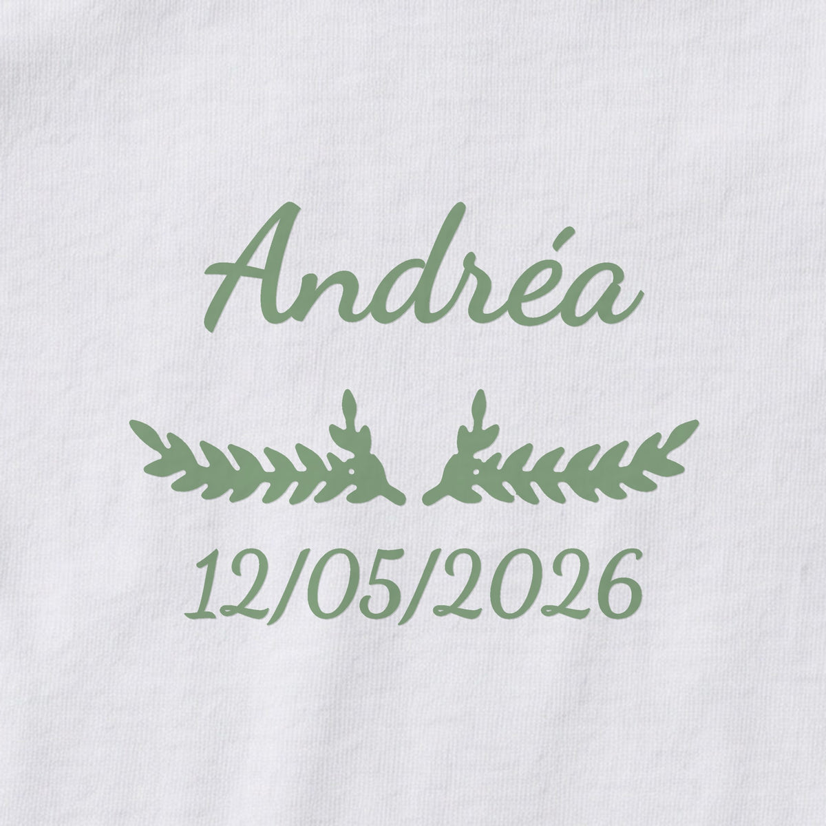 Body bébé personnalisé Andréa — gros plan du marquage « Andréa », ornement Bouquet et date de naissance « 12/05/2026 »