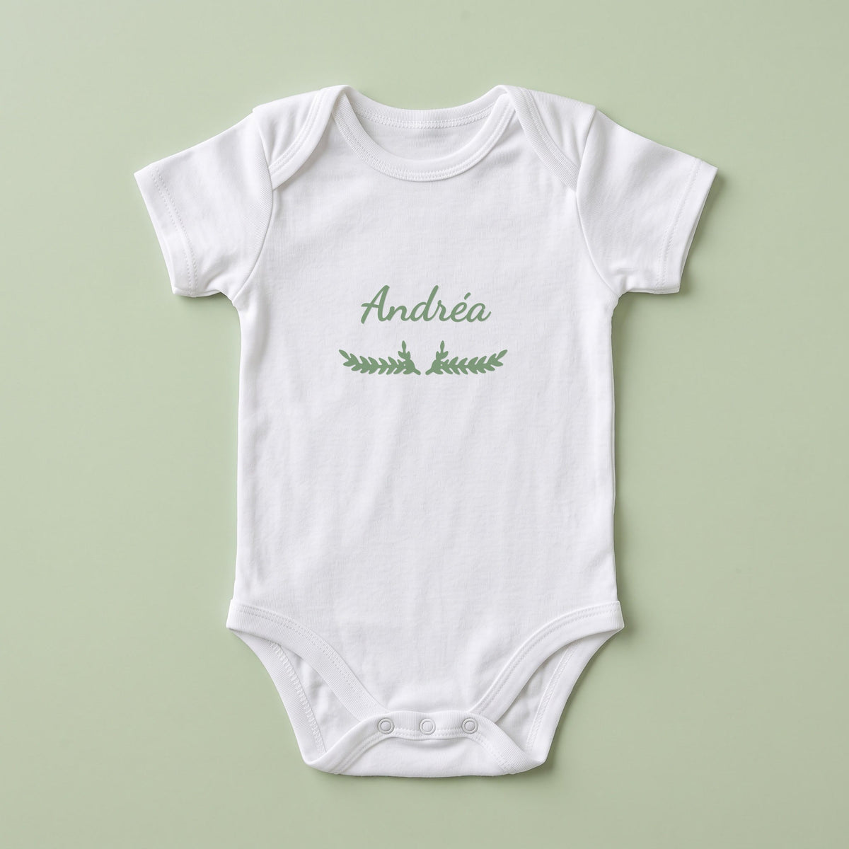 Body bébé blanc personnalisé Andréa — prénom « Andréa » marqué sur la poitrine, ornement Bouquet