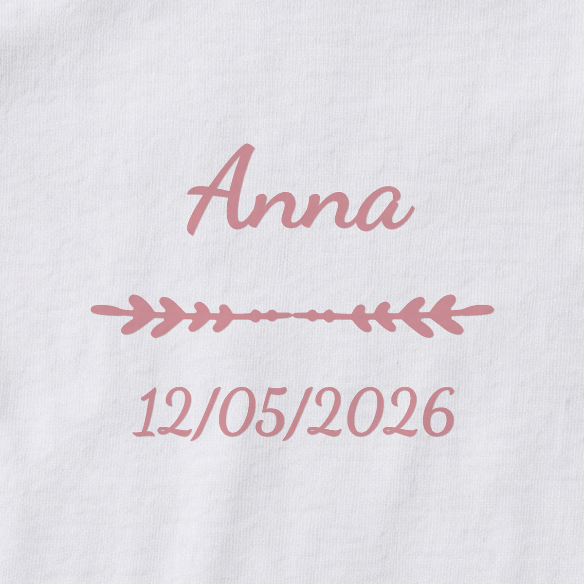 Body bébé personnalisé Anna — gros plan du marquage « Anna », ornement Flèche et date de naissance « 12/05/2026 »