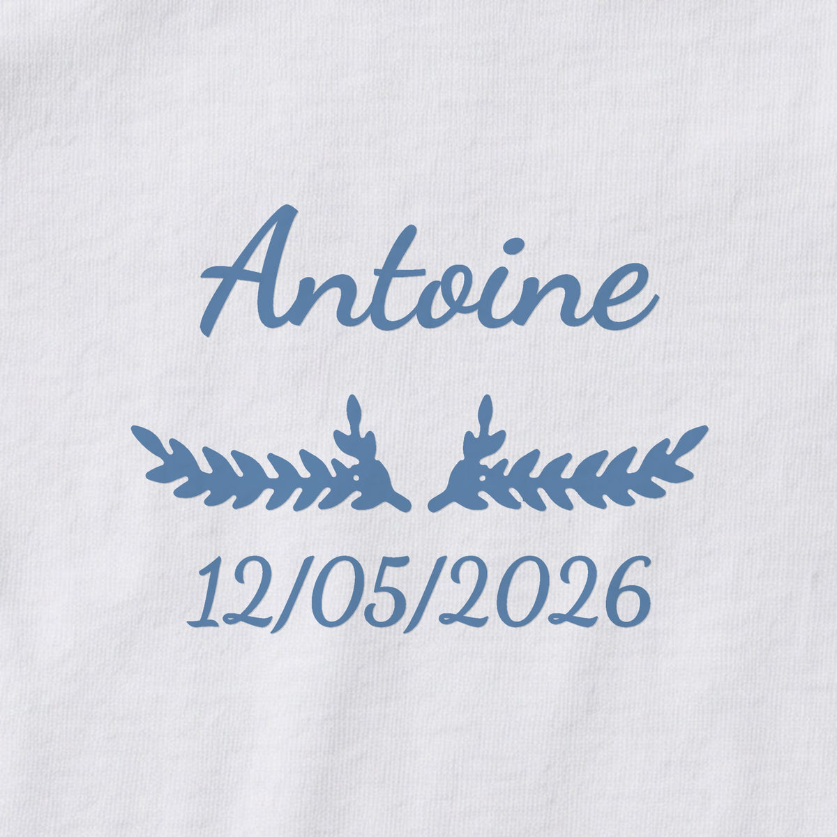 Body bébé personnalisé Antoine — gros plan du marquage « Antoine », ornement Bouquet et date de naissance « 12/05/2026 »