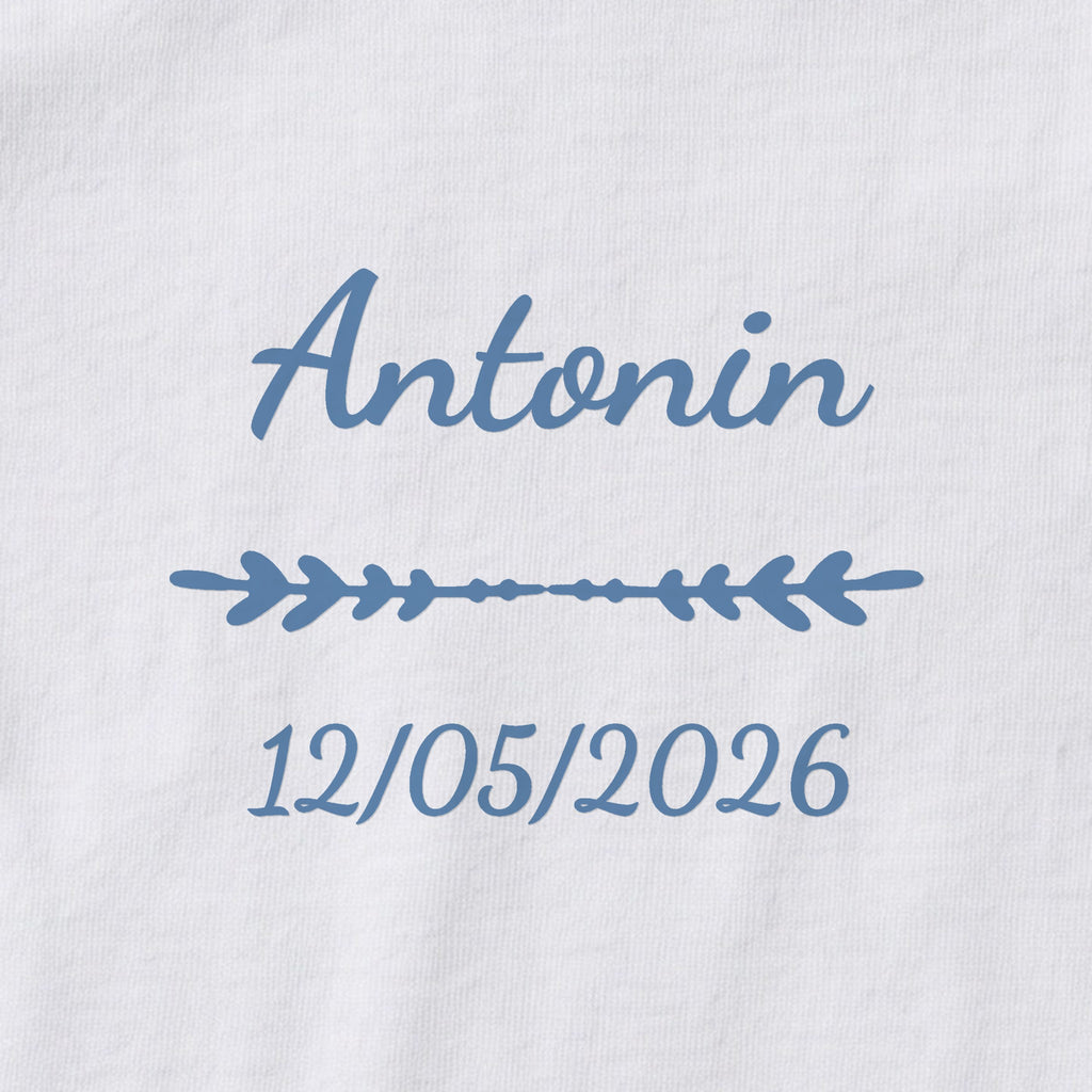Body bébé personnalisé Antonin — gros plan du marquage « Antonin », ornement Flèche et date de naissance « 12/05/2026 »