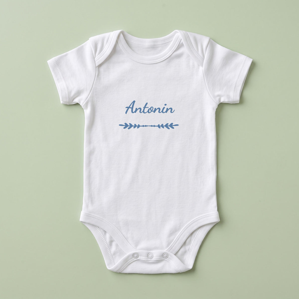 Body bébé blanc personnalisé Antonin — prénom « Antonin » marqué sur la poitrine, ornement Flèche