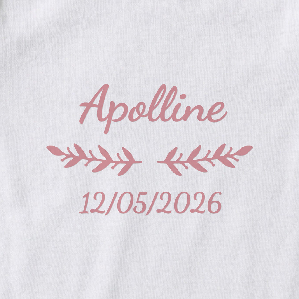 Body bébé personnalisé Apolline — gros plan du marquage « Apolline », ornement Rameaux et date de naissance « 12/05/2026 »