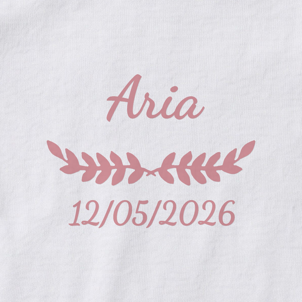 Body bébé personnalisé Aria — gros plan du marquage « Aria », ornement Feuillage et date de naissance « 12/05/2026 »