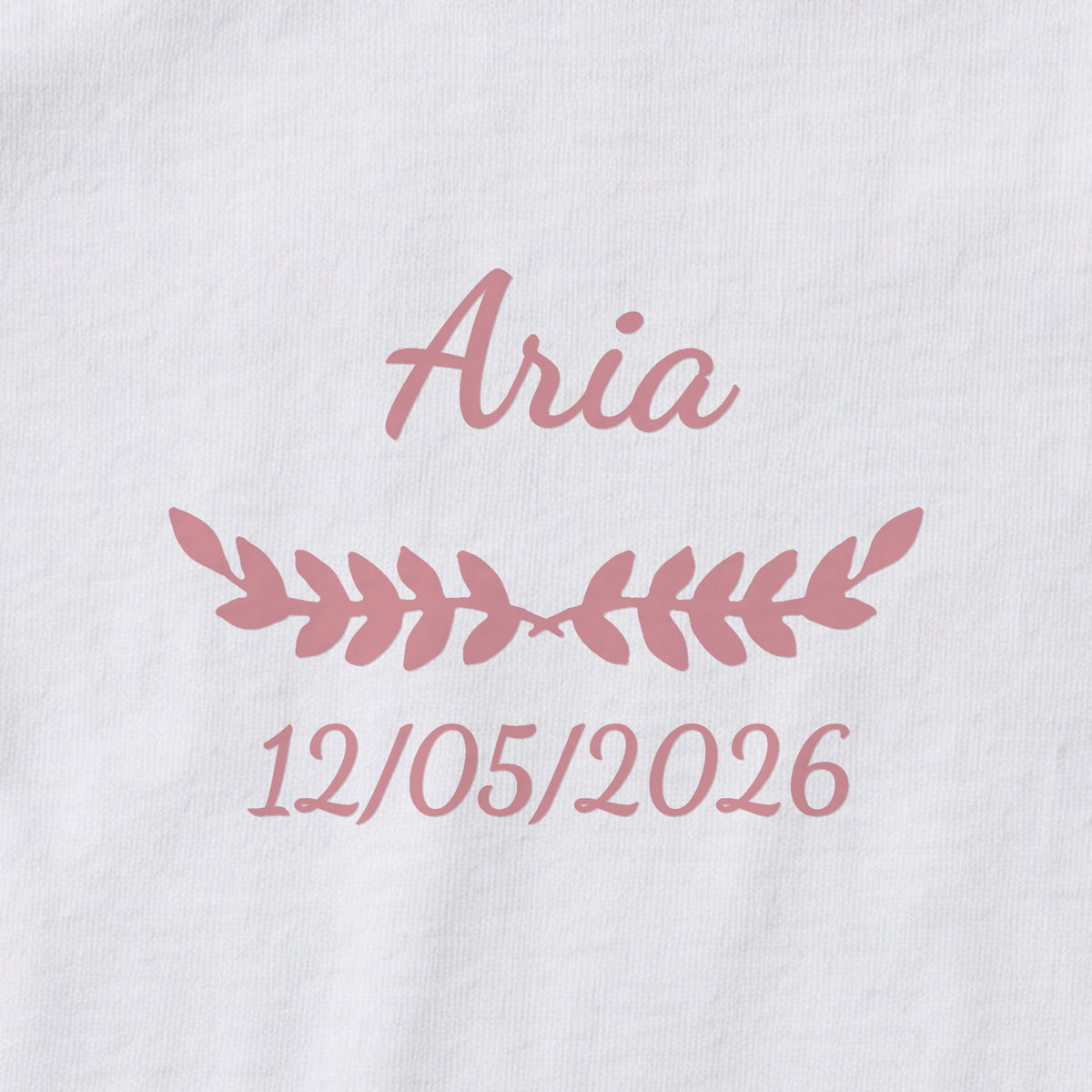 Body bébé personnalisé Aria — gros plan du marquage « Aria », ornement Feuillage et date de naissance « 12/05/2026 »