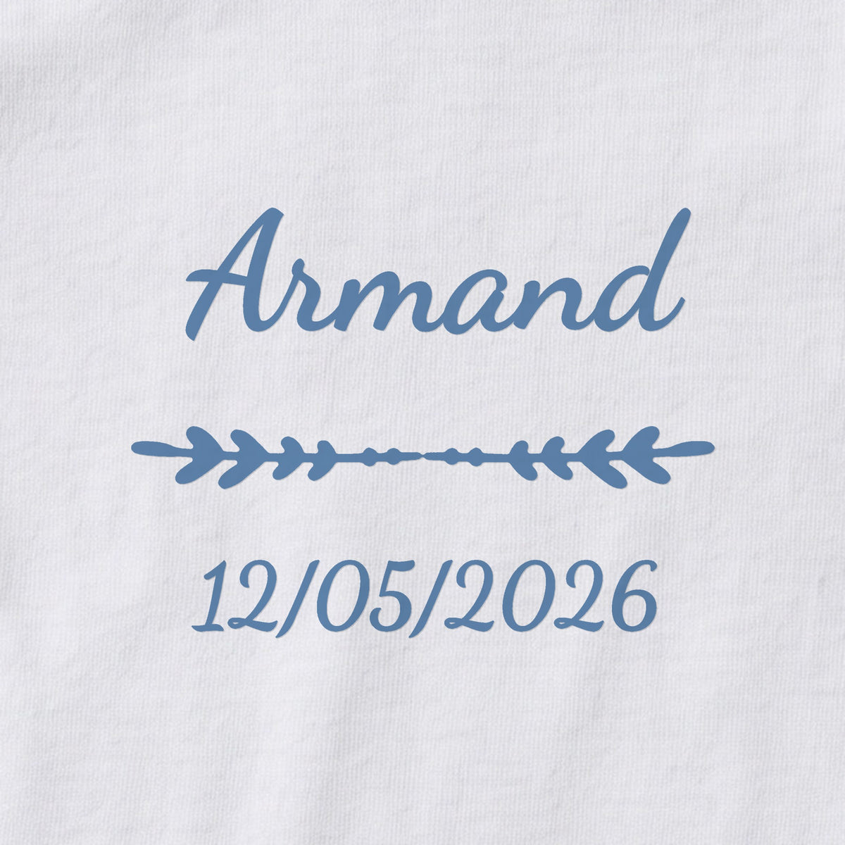Body bébé personnalisé Armand — gros plan du marquage « Armand », ornement Flèche et date de naissance « 12/05/2026 »